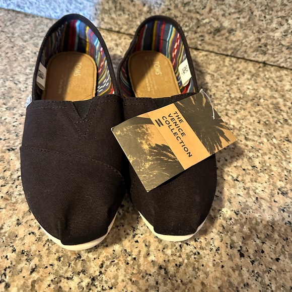 TOMS NWT Venice Beach Collection 7.5 Women’s - Picture 2 of 4